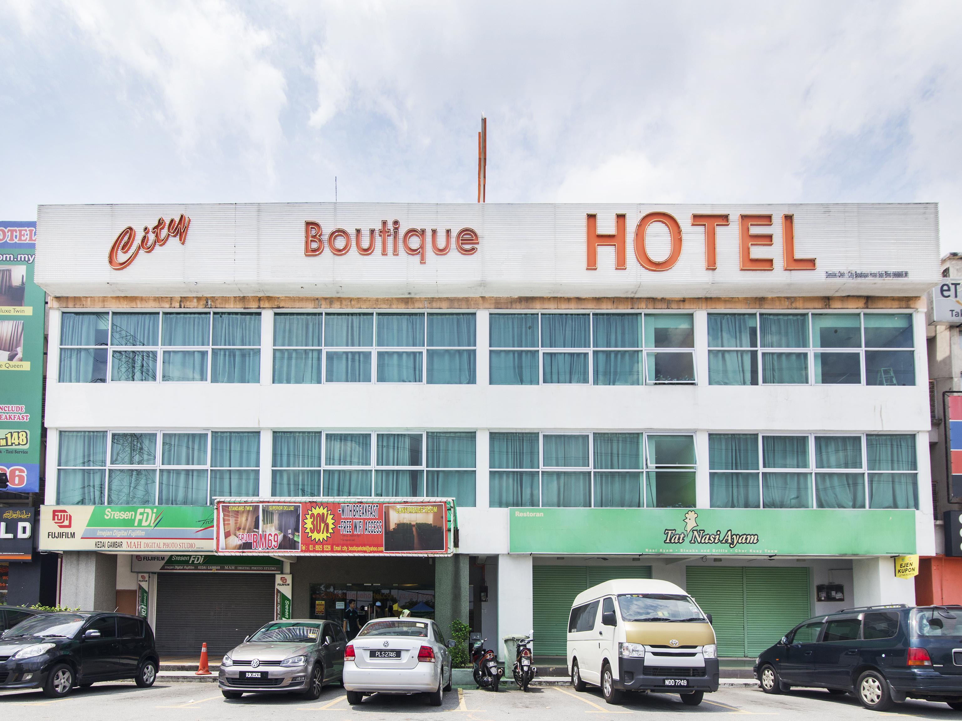 Oyo 419 City Boutique Hotel Банги Екстериор снимка